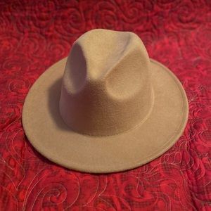 Beige felt adjustable hat